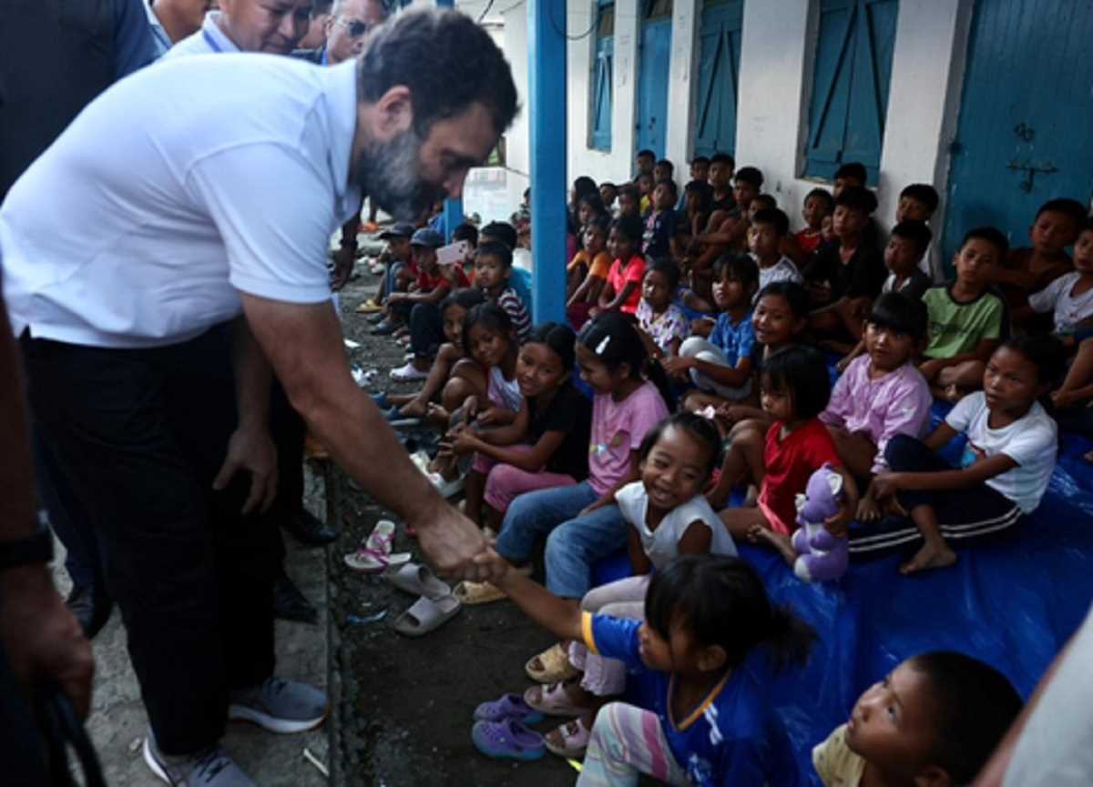 राहुल गांधी ने मणिपुर के बिष्णुपुर में राहत शिविरों का दौरा किया राहुल गांधी ने मणिपुर के बिष्णुपुर में राहत शिविरों का दौरा किया